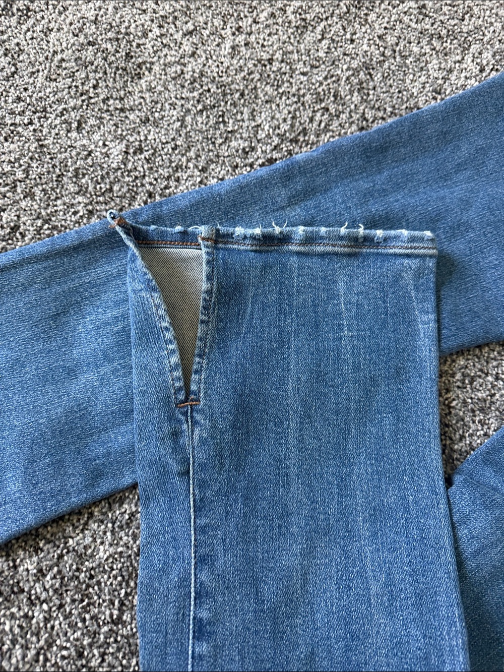 EXPRESS Skyscraper Mid Rise Medium Wash Distressed Jeans Size 6R - Picture 4 of 7